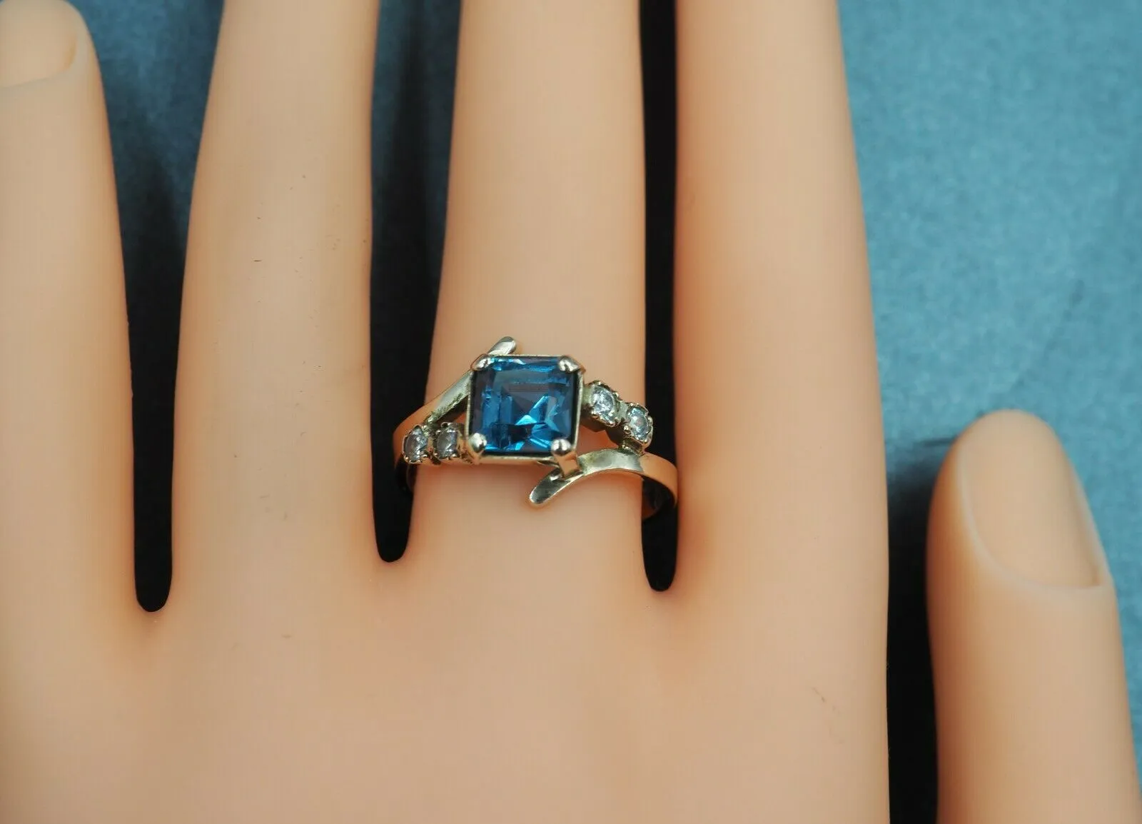 Blue Spinel & Cubic Zirconia 9ct Yellow Gold Ring