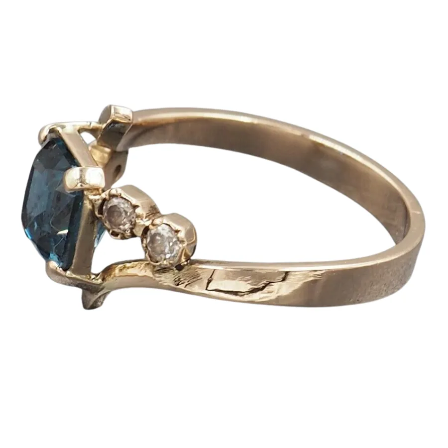 Blue Spinel & Cubic Zirconia 9ct Yellow Gold Ring