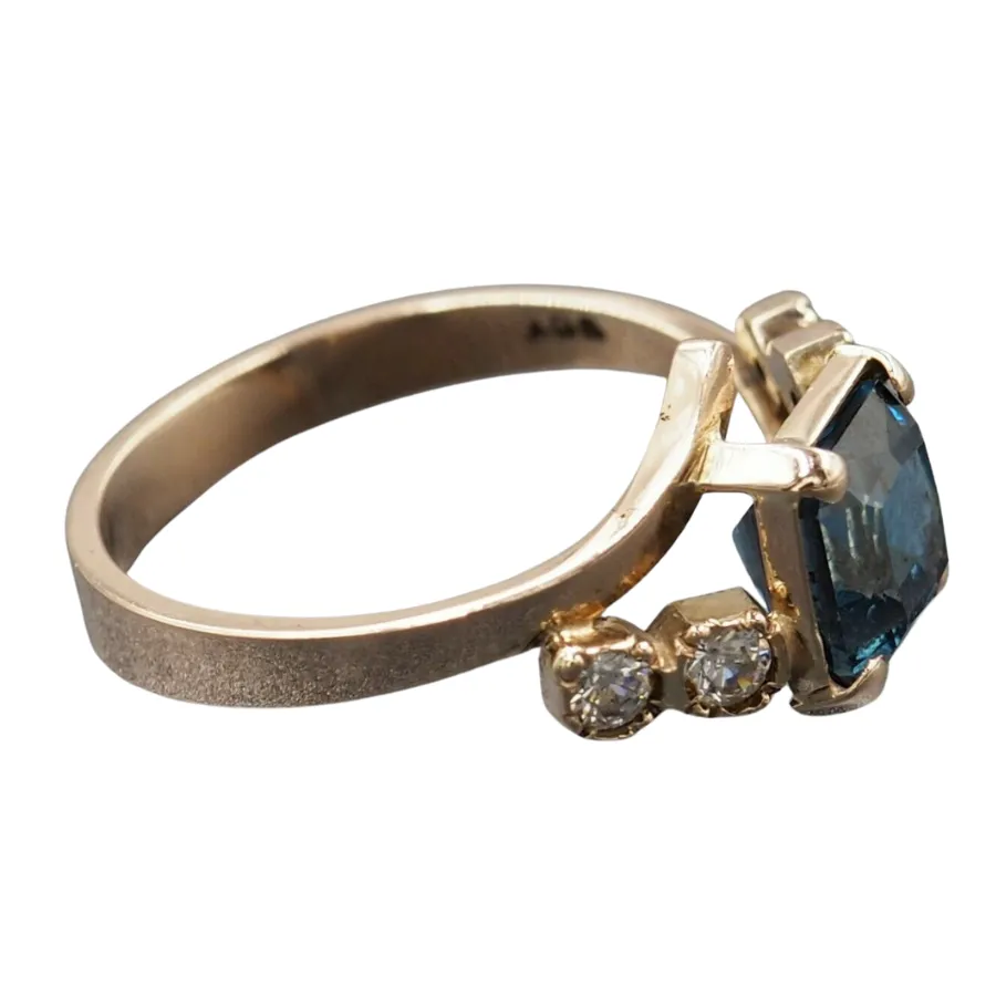 Blue Spinel & Cubic Zirconia 9ct Yellow Gold Ring